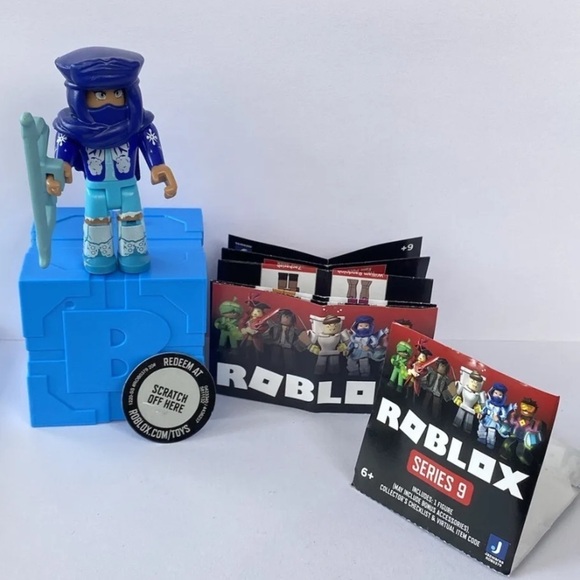 Jazwares Other - Roblox STAR SORORITY WINTER HUNTER Series 9 Frozen Bow & Quiver Virtual Code Toy